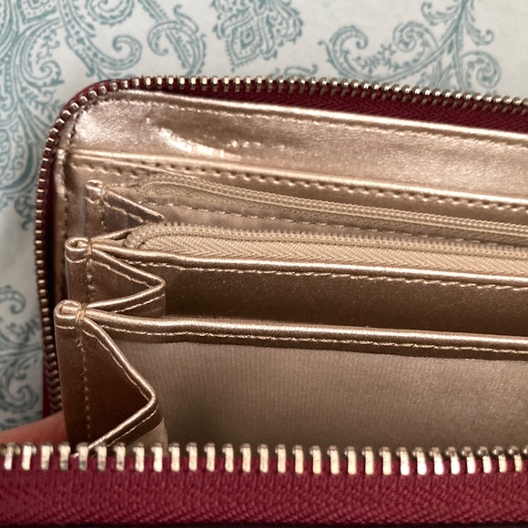 Guess Women’s Burgundy Wristlet Pocket Purse Multi-Pocket and Card Holder - Picture 6 of 6